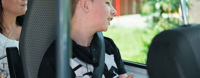 Jongen Die Kijkt Uit Het Raam Van De Bus